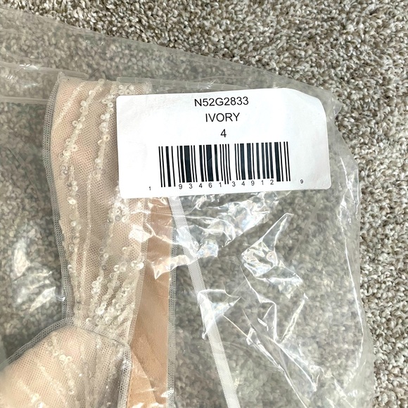 Marchesa White Shoulder Beaded Glitter Tiered Gown Size 4 - Picture 4 of 6